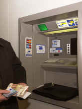 Не стоит пересчитывть деньги у банкомата